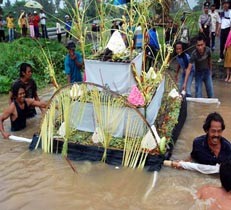 Masuki Musim Tanam, Petani Gelar Ritual Larung Brantas